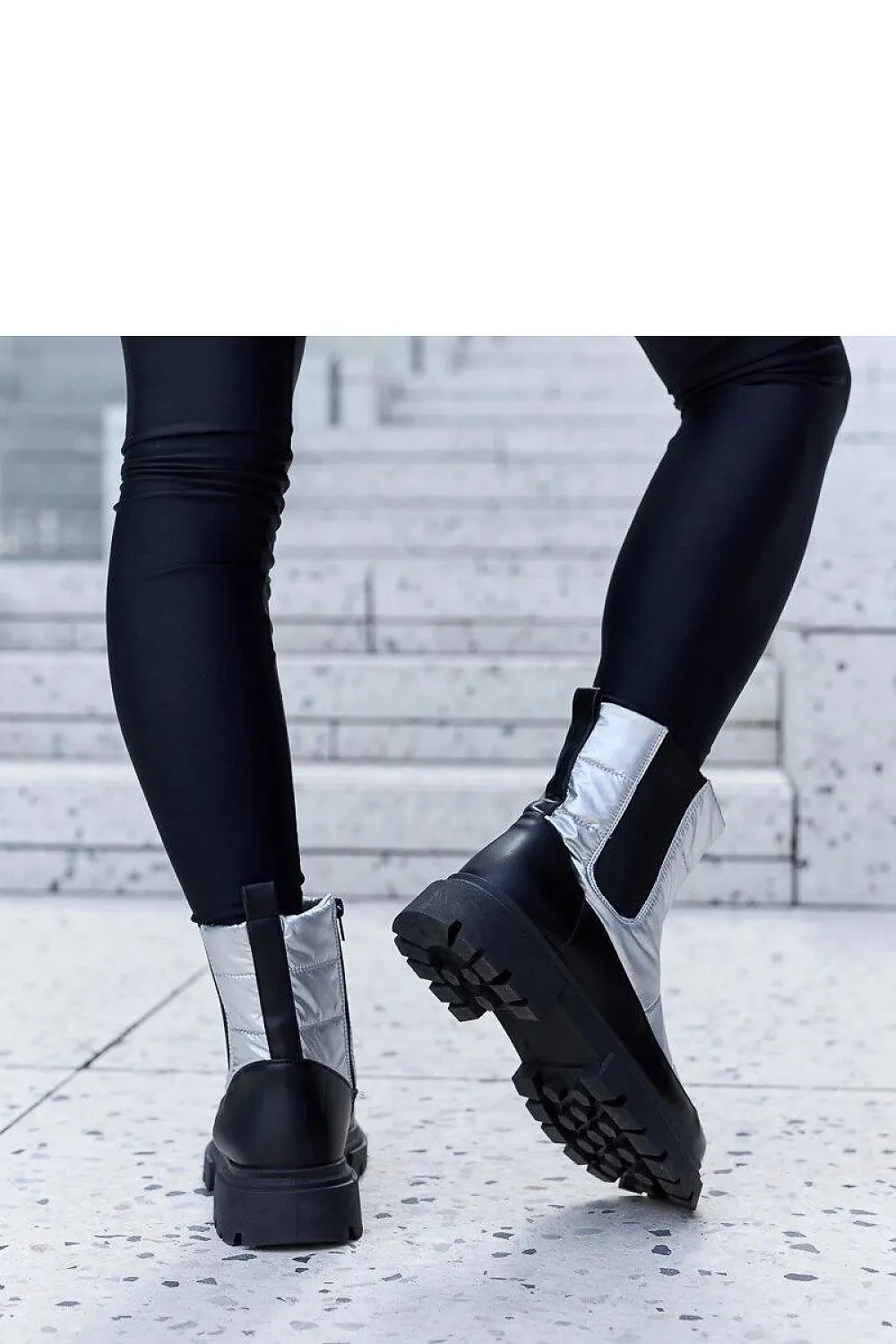 Black insulated snow boots