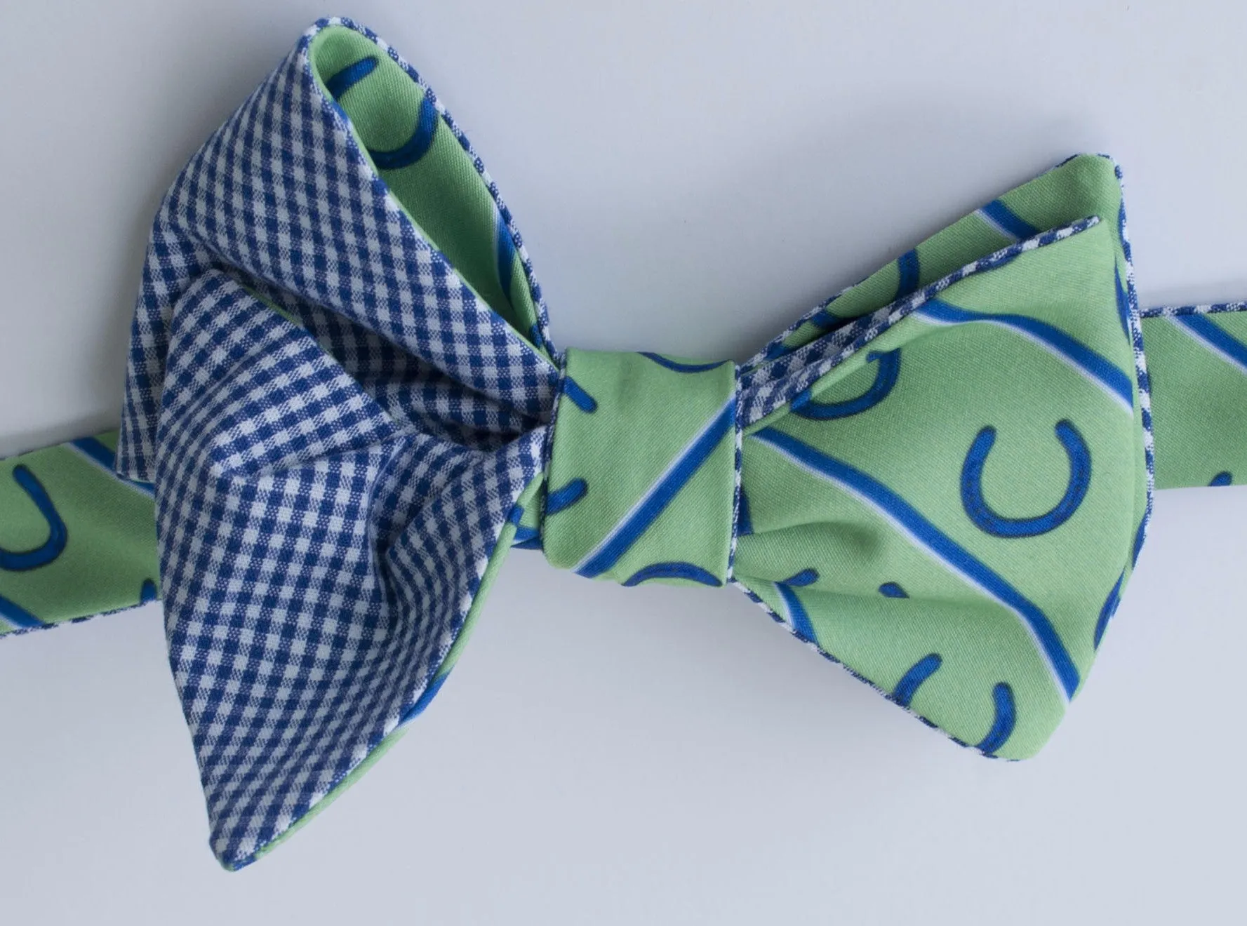Horseshoes Bow Tie - green